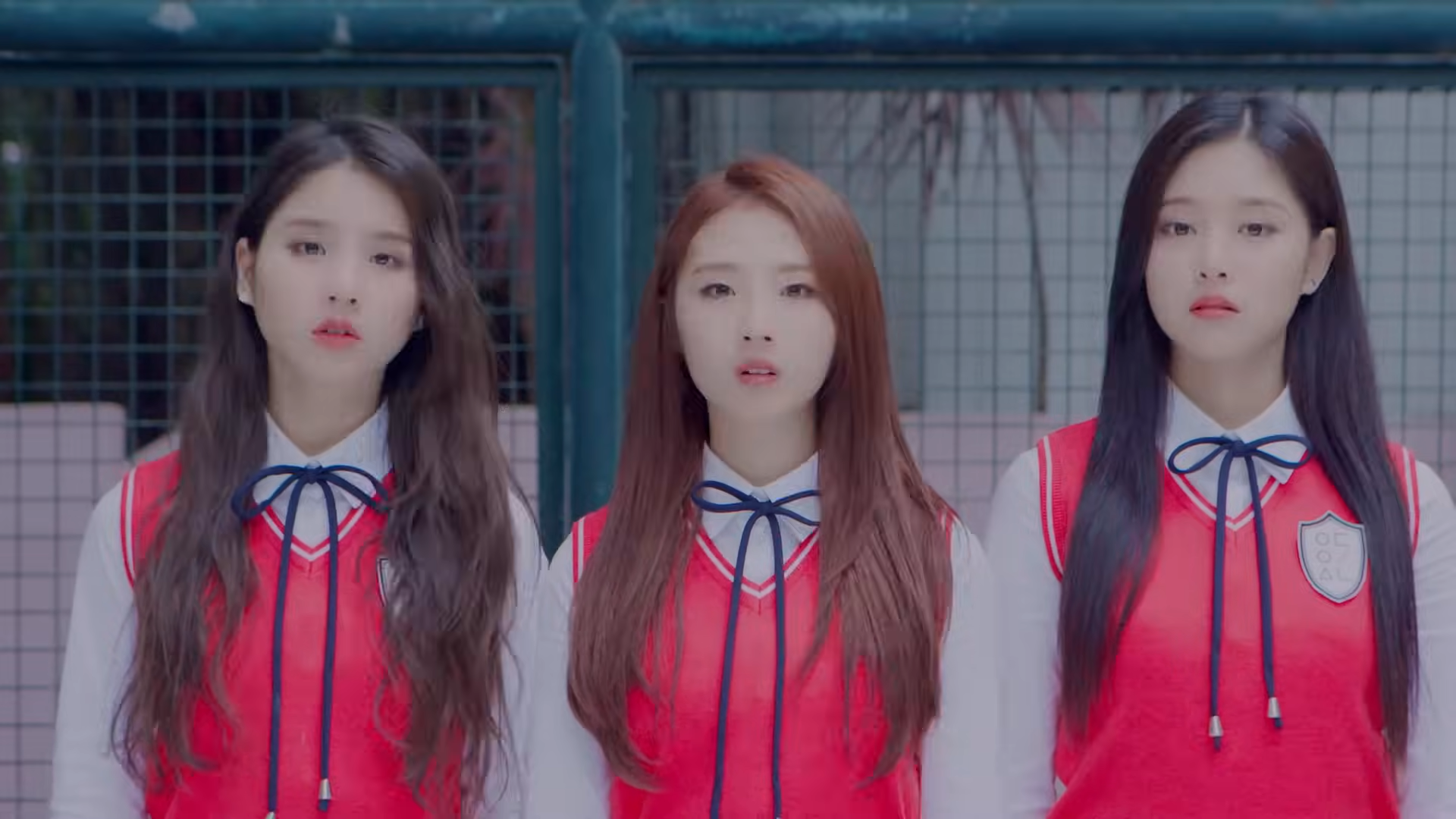 Heejin, Haseul, and Hyunjin looking confused.
